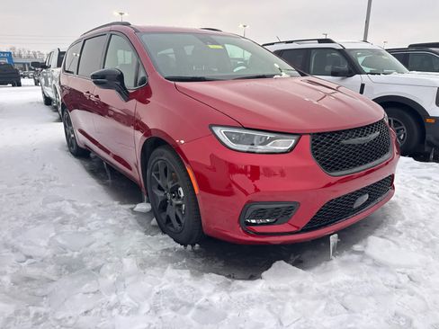New 2026 Chrysler Pacifica Select image 3