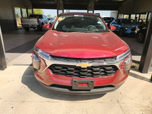 Used 2025 Chevrolet Trax LS w/ LS Convenience Package FWD image 2