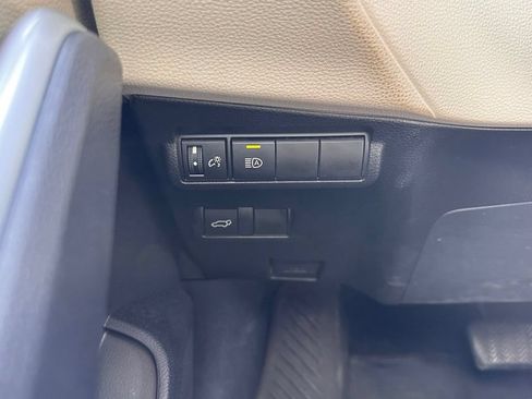 Used 2023 Toyota Corolla Cross XLE w/ Convenience Package AWD/4WD image 32