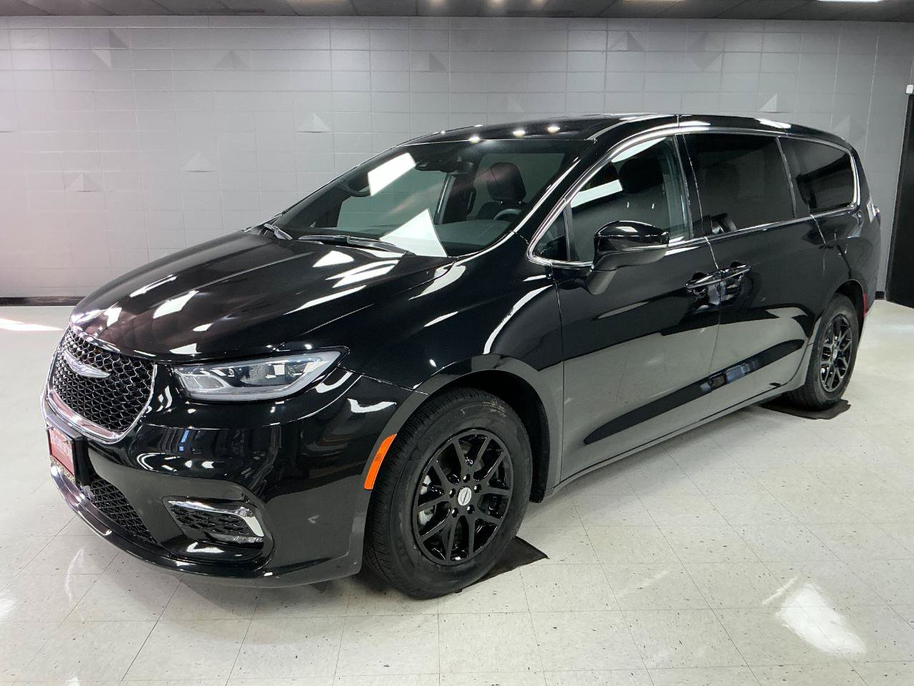 Used 2023 Chrysler Pacifica Touring FWD image 5