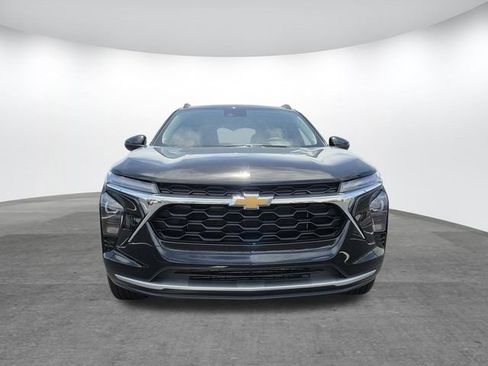 Used 2025 Chevrolet Trax LT FWD image 2