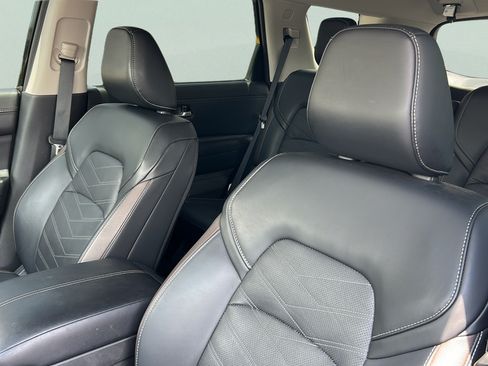 Used 2025 Nissan Pathfinder Platinum FWD image 16