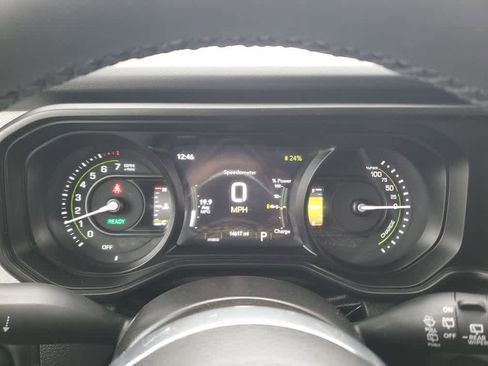 Used 2025 Jeep Wrangler Sahara image 25