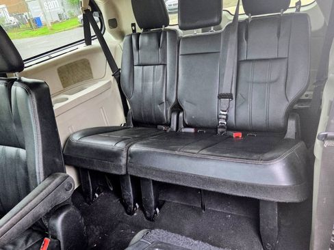 Used 2016 Chrysler Town & Country Touring-L FWD image 12