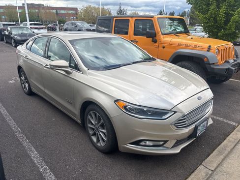 Used 2017 Ford Fusion Energi SE image 5