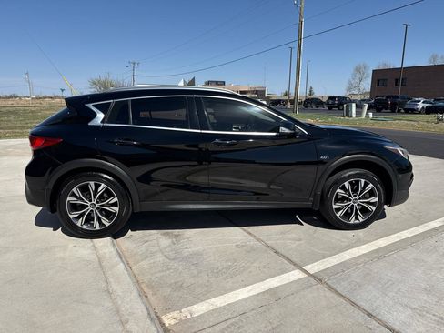 Used 2017 INFINITI QX30 Premium w/ Navigation Package image 8