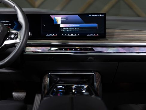 Used 2025 BMW i7 xDrive60 image 50