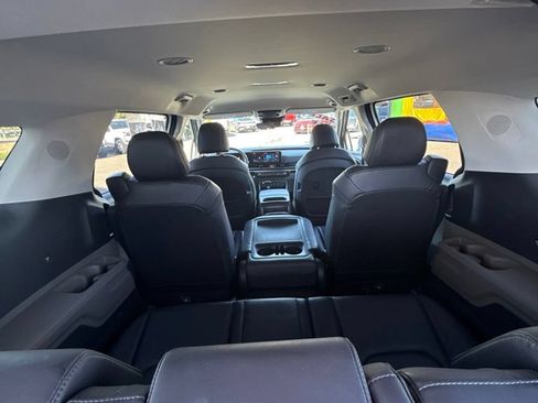 Used 2025 Kia Carnival FWD image 16