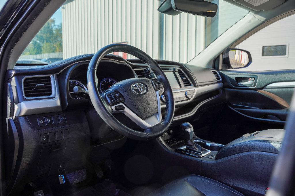 Used 2019 Toyota Highlander XLE AWD/4WD image 12