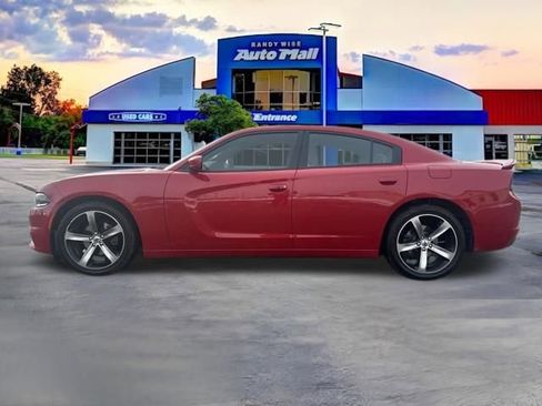 Used 2017 Dodge Charger SE image 3