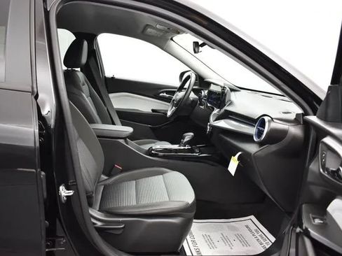 Used 2025 Chevrolet Trax LT w/ LT Convenience Package FWD image 17