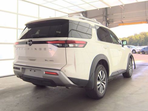 Used 2024 Nissan Pathfinder SL AWD/4WD image 2
