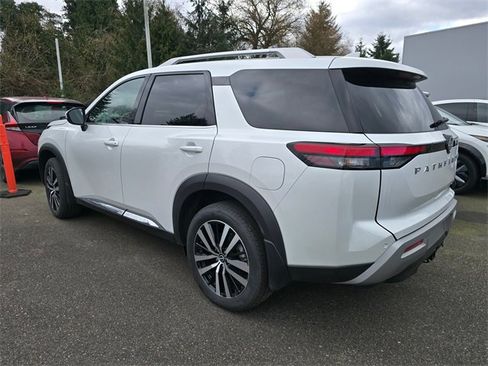 Used 2025 Nissan Pathfinder Platinum image 4