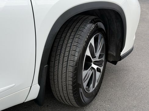 Used 2023 Toyota Highlander XLE image 11