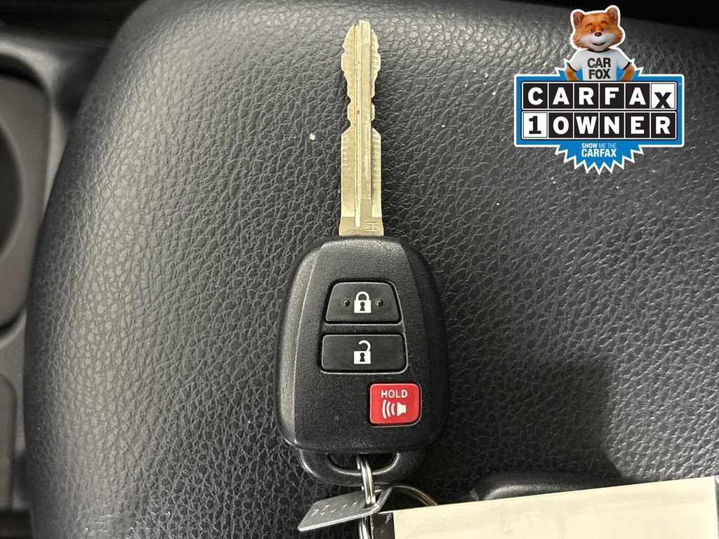 Used 2014 Toyota RAV4 LE AWD/4WD image 32