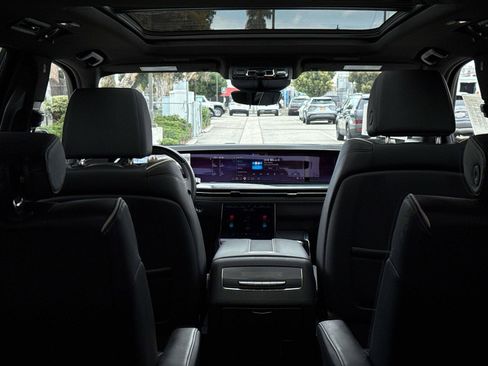 Used 2025 Cadillac Escalade ESV Sport AWD/4WD image 11