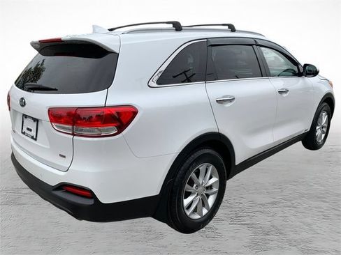 Used 2017 Kia Sorento AWD w/ LX Convenience Package image 3
