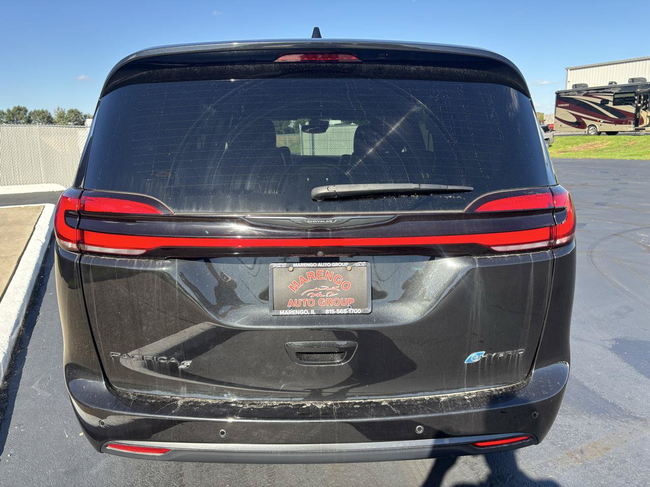 Used 2023 Chrysler Pacifica Touring-L w/ Uconnect Theater Family Group FWD image 4