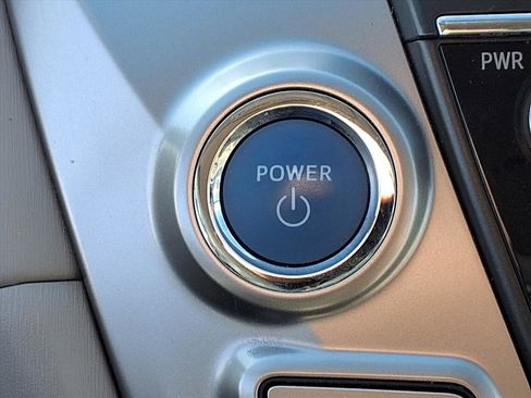 Used 2017 Toyota Prius V Three image 11