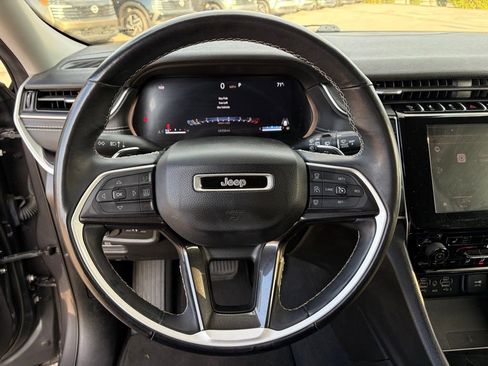 Used 2022 Jeep Grand Cherokee Laredo w/ Luxury Tech Group I image 15