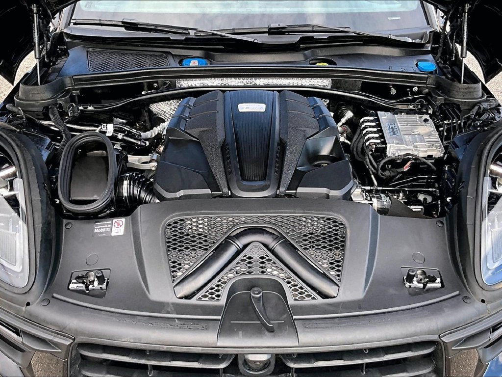 Certified 2026 Porsche Macan S AWD/4WD image 23