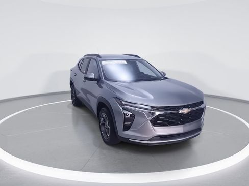 Used 2025 Chevrolet Trax LT w/ Driver Confidence Package image 2