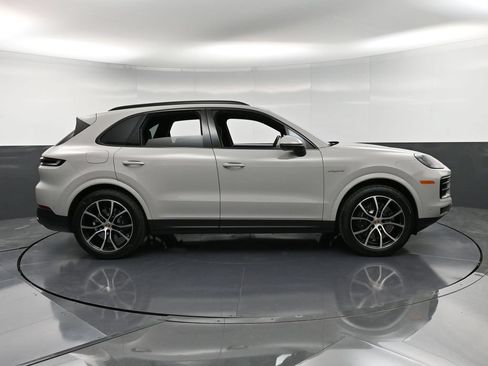 Certified 2026 Porsche Cayenne E-Hybrid AWD/4WD image 9