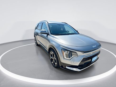 Used 2023 Kia Niro EX Touring FWD image 2