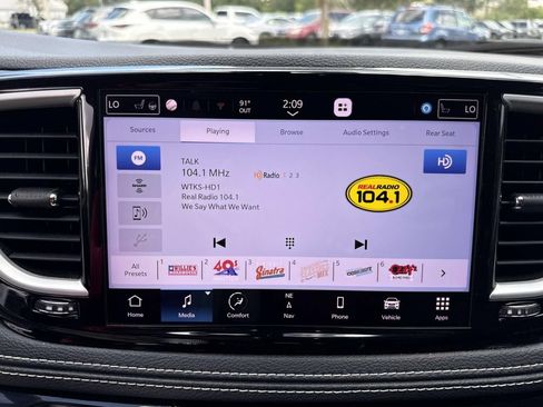 Used 2022 Chrysler Pacifica Touring-L w/ Uconnect Theater Family Group AWD/4WD image 31