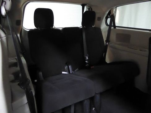 Used 2016 Dodge Grand Caravan SXT image 28