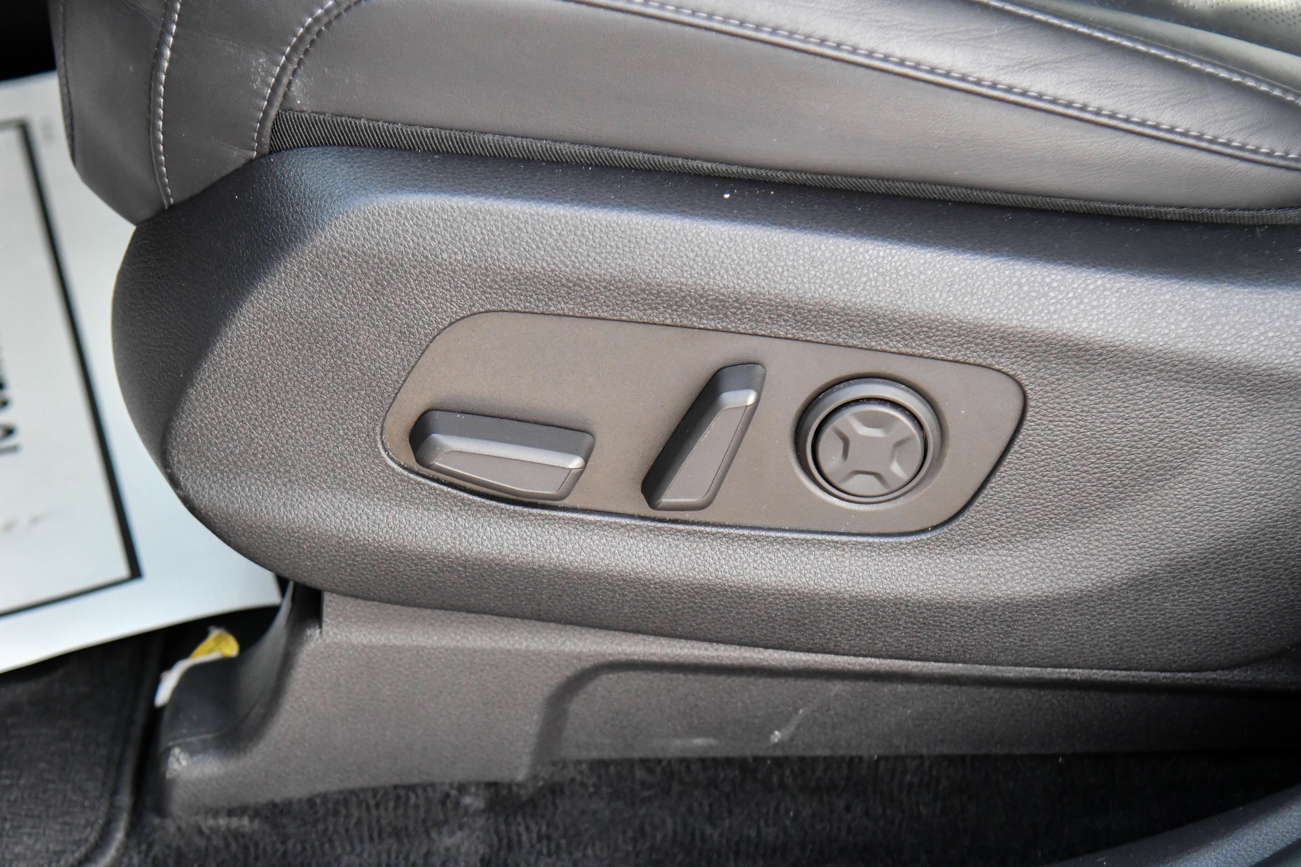 Used 2025 Kia Carnival FWD image 17
