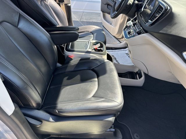 Used 2024 Chrysler Pacifica Touring-L FWD image 27
