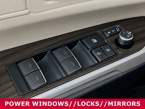 Used 2023 Toyota Sienna Limited image 21
