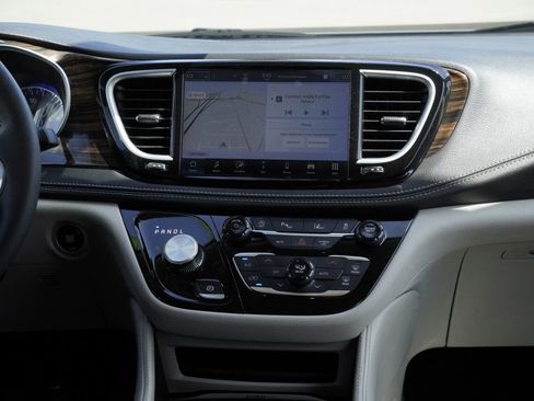 Used 2024 Chrysler Pacifica Limited FWD image 27