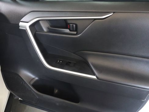Used 2020 Toyota RAV4 LE FWD image 11