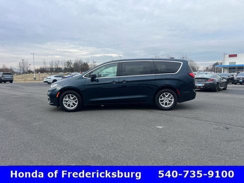 Used 2023 Chrysler Pacifica Touring-L image 4