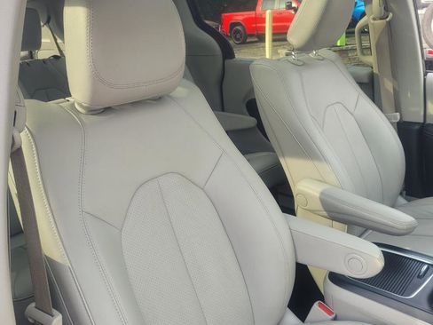 Used 2021 Chrysler Pacifica Touring-L w/ Uconnect Theater Family Group FWD image 30