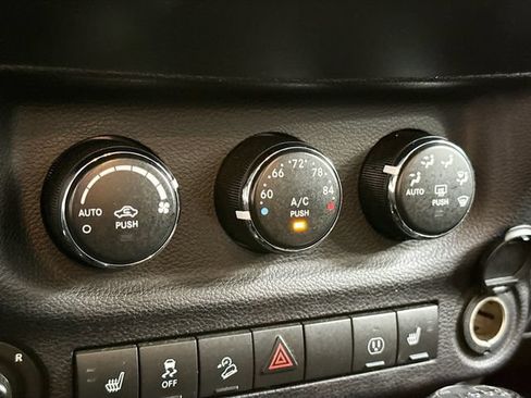 Used 2016 Jeep Wrangler Unlimited Rubicon AWD/4WD image 14
