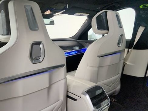 Used 2023 BMW i7 xDrive60 AWD/4WD image 45