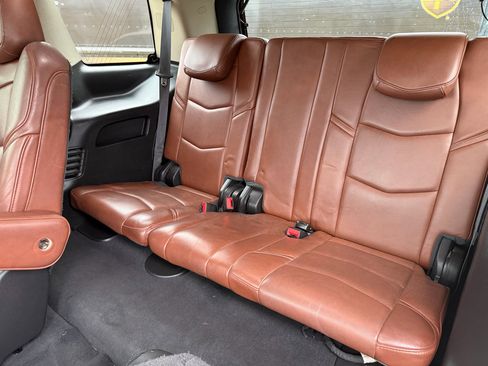 Used 2018 Cadillac Escalade Luxury image 16