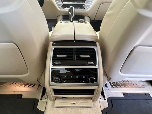 Used 2017 BMW 750i image 8