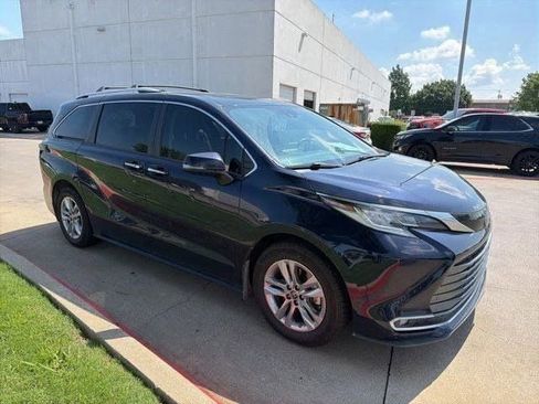 Used 2022 Toyota Sienna Limited FWD image 3