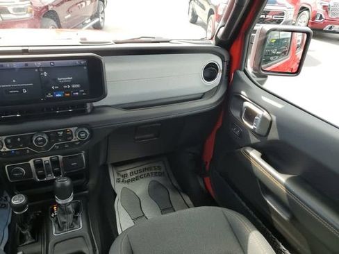 Used 2025 Jeep Wrangler Unlimited Sahara w/ Safety Group AWD/4WD image 16