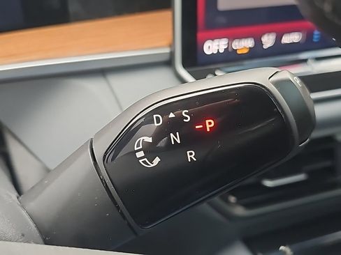 Used 2025 Volkswagen Tiguan SEL R-Line image 7