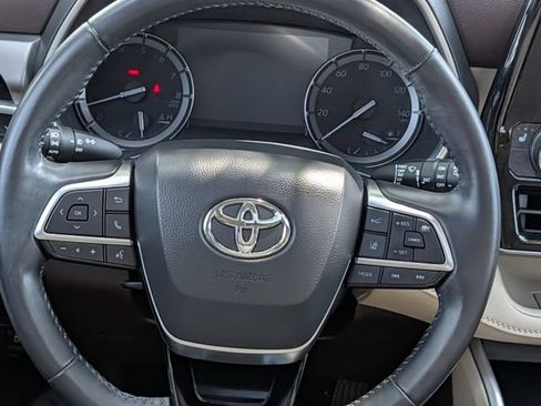 Used 2021 Toyota Highlander XLE AWD/4WD image 13