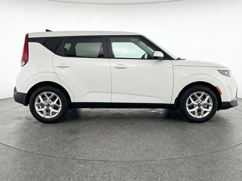 Used 2025 Kia Soul LX w/ LX Technology Package FWD image 11