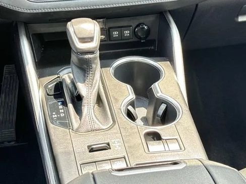 Used 2021 Toyota Highlander XLE AWD/4WD image 19
