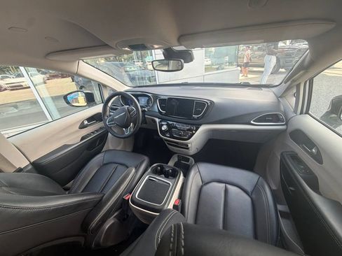 Used 2024 Chrysler Pacifica Touring-L FWD image 6