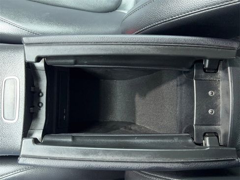 Used 2021 Mercedes-Benz GLB 250 w/ Premium Package image 27