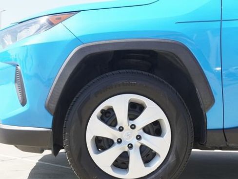 Used 2019 Toyota RAV4 LE FWD image 5